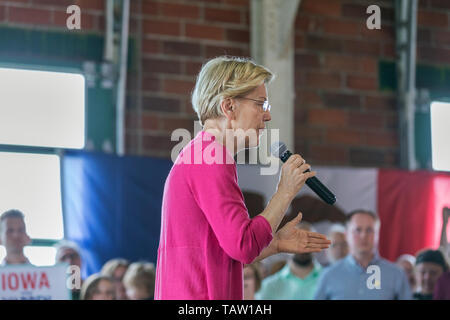 Burlington, Iowa, États-Unis. 27 mai, 2019. Le sénateur du Massachusetts et candidat présidentiel démocratique Elizabeth Warren a tenu un rassemblement électoral sur Memorial Day au port de Burlington, Iowa, USA. Credit : Keith Turrill/Alamy Live News Banque D'Images