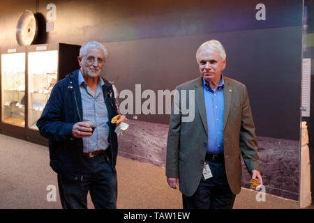 Garden City, New York, USA. 23 mai, 2019. À droite, ANDREW PARTON, Président de la station du Musée de l'aviation, et un invité à pied d'une réception pour un exposé lors d'une soirée avec Andrew Chaikin, un événement qui fait partie de la célébration du musée du 50e anniversaire d'Apollo 11. Credit : Ann Parry/ZUMA/Alamy Fil Live News Banque D'Images