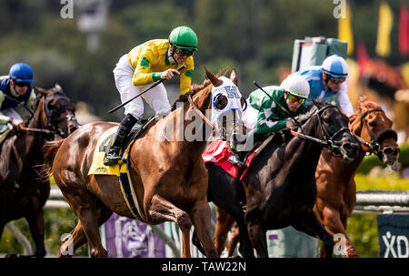 Arcadia, Californie, USA. 27 mai, 2019. 18 mai : Flavien Prat célèbre remportant le Pieux hardiment à bord salines à Santa Anita Park à Arcadia, Californie le 27 mai 2019. Evers/Eclipse Sportswire/CSM/Alamy Live News Banque D'Images
