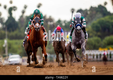 Arcadia, Californie, USA. 27 mai, 2019. 18 mai : Vino Rosso avec John Velazquez bat boîte cadeau et Joel Rosario pour gagner la Coupe d'or de Santa Anita à Santa Anita Park à Arcadia, Californie le 27 mai 2019. Evers/Eclipse Sportswire/CSM/Alamy Live News Banque D'Images
