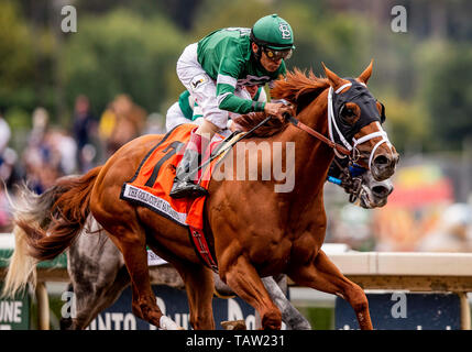 Arcadia, Californie, USA. 27 mai, 2019. 18 mai : Vino Rosso avec John Velazquez bat boîte cadeau et Joel Rosario pour gagner la Coupe d'or de Santa Anita à Santa Anita Park à Arcadia, Californie le 27 mai 2019. Evers/Eclipse Sportswire/CSM/Alamy Live News Banque D'Images