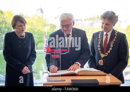 Karlsruhe, Allemagne. 22 mai, 2019. Frank-Walter Steinmeier (M), Président fédéral, de concert avec son épouse Elke Büdenbender et Frank Mentrup (SPD), Maire de la ville de Karlsruhe, entrer son nom dans le Livre d'or de la ville de Karlsruhe au 19e pourparlers constitutionnels à la Cour constitutionnelle fédérale. Crédit : Sébastien Gollnow/dpa/Alamy Live News Banque D'Images