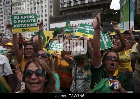 Rio de Janeiro, Brésil. 26 mai, 2019. Les gens prennent part à une manifestation pro-gouvernementale organisée par Bolsonaro Jaďr, Président ce dimanche (26) sur la plage de Copacabana, Rio de Janeiro. Crédit : Ian Cheibub/dpa/Alamy Live News Banque D'Images