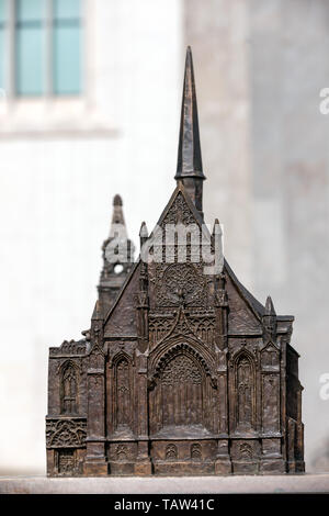 Leipzig, Allemagne. Le 08 mai, 2019. Une sculpture en bronze de l'ancien Paulinerkirche rappelle l'ancienne église de l'université, prise le 08.05.2019, en face de la nouvelle université de Leipzig Paulinum sur l'Augustusplatz. Historique La Paulinerkirche/Universitätskirche a été explosé à l'époque de la RDA en 1968 et a dû céder sa place à la nouvelle construction de la Karl-Marx-Universität. Crédit : Thomas Schulze/dpa-Zentralbild/ZB/dpa/Alamy Live News Banque D'Images