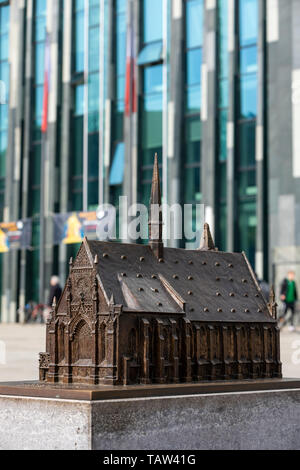 Leipzig, Allemagne. Le 08 mai, 2019. Une sculpture en bronze de l'ancien Paulinerkirche rappelle l'ancienne église de l'université, prise le 08.05.2019, en face de la nouvelle université de Leipzig Paulinum sur l'Augustusplatz. Historique La Paulinerkirche/Universitätskirche a été explosé à l'époque de la RDA en 1968 et a dû céder sa place à la nouvelle construction de la Karl-Marx-Universität. Crédit : Thomas Schulze/dpa-Zentralbild/ZB/dpa/Alamy Live News Banque D'Images