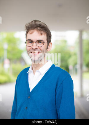 Wuppertal, Allemagne. 28 mai, 2019. Salomon Bausch, directeur de la Fondation Pina Bausch, enregistrées au cours de la présentation de la programmation 2019-2020 du Tanztheater Wuppertal Pina Bausch en face de l'ancien théâtre Schauspielhaus. Le dixième anniversaire de la mort de Pina Bausch est à la fin du mois de juin. Crédit : Rolf Vennenbernd/dpa/Alamy Live News Banque D'Images