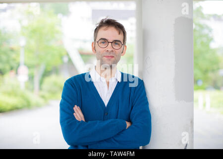 Wuppertal, Allemagne. 28 mai, 2019. Salomon Bausch, directeur de la Fondation Pina Bausch, enregistrées au cours de la présentation de la programmation 2019-2020 du Tanztheater Wuppertal Pina Bausch en face de l'ancien théâtre Schauspielhaus. Le dixième anniversaire de la mort de Pina Bausch est à la fin du mois de juin. Crédit : Rolf Vennenbernd/dpa/Alamy Live News Banque D'Images