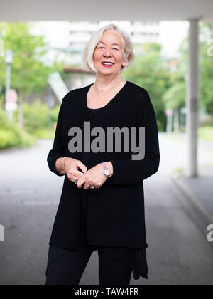 Wuppertal, Allemagne. 28 mai, 2019. Bettina Wagner-Bergelt, directeur de la Pina Bausch Tanztheater Wuppertal, enregistrées au cours de l'exécution de la programmation 2019-2020 en face de l'ancien théâtre Schauspielhaus. Le dixième anniversaire de la mort de Pina Bausch est à la fin du mois de juin. Crédit : Rolf Vennenbernd/dpa/Alamy Live News Banque D'Images