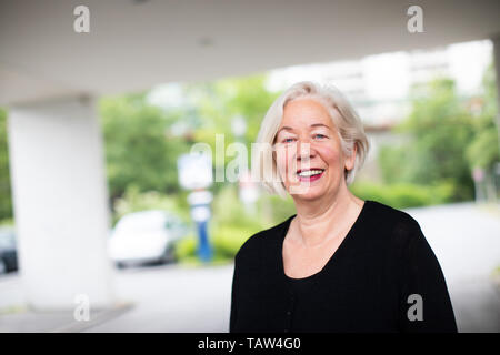 Wuppertal, Allemagne. 28 mai, 2019. Bettina Wagner-Bergelt, directeur de la Pina Bausch Tanztheater Wuppertal, enregistrées au cours de l'exécution de la programmation 2019-2020 en face de l'ancien théâtre Schauspielhaus. Le dixième anniversaire de la mort de Pina Bausch est à la fin du mois de juin. Crédit : Rolf Vennenbernd/dpa/Alamy Live News Banque D'Images