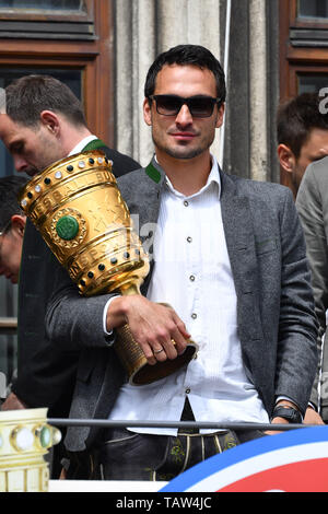 Mats HUMMELS (FC Bayern Munich) avec tasse, tasse, Trophée. FC Bayern sur le Munich-Meisterfeier Rathausbalkon/Marienplatz à Munich le 26.05.2019. Saison 2018/19, football, DFB Pokal Dernier RB Leipzig (L) - FC Bayern Munich (M) 0-3. Dans le monde d'utilisation | Banque D'Images