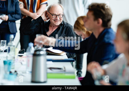 Worms, Allemagne. 28 mai, 2019. L'acteur Klaus Maria Brandauer parle avec d'autres acteurs à la première répétition pour le Festival des Nibelungen. Cette année, le festival play est intitulée "Grande" et sera présentée du 12 au 28 juillet. Credit : Uwe Anspach/dpa/Alamy Live News Banque D'Images