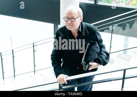 Worms, Allemagne. 28 mai, 2019. L'acteur Klaus Maria Brandauer vient à la première répétition pour le Festival des Nibelungen. Cette année, le festival play est intitulée "Grande" et sera présentée du 12 au 28 juillet. Credit : Uwe Anspach/dpa/Alamy Live News Banque D'Images