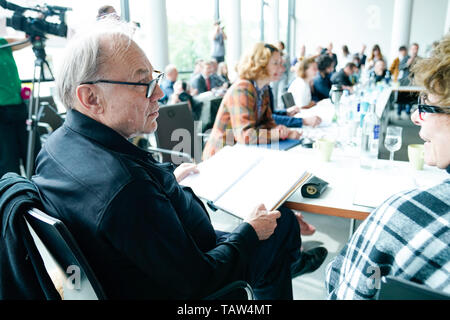 Worms, Allemagne. 28 mai, 2019. L'acteur Klaus Maria Brandauer prend part avec d'autres acteurs dans la première répétition pour le Festival des Nibelungen. Cette année, le festival play est intitulée "Grande" et sera présentée du 12 au 28 juillet. Credit : Uwe Anspach/dpa/Alamy Live News Banque D'Images