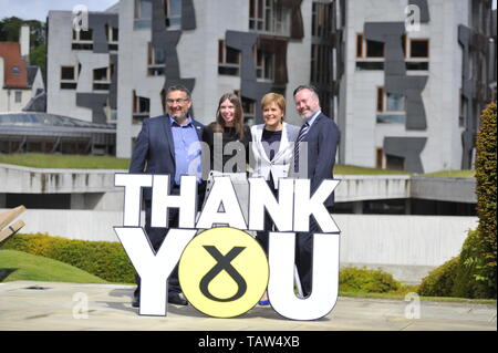 Edinburgh, Royaume-Uni. 28 mai, 2019. Sur la photo : (de gauche à droite) : Christian Allard ; Aileen McLEod, Nicola Sturgeon ; Alyn Smith. Leader du SNP Nicola Sturgeon se félicite les trois députés européens nouvellement élus SNP - Alyn Smith, Christian Allard et Aileen McLeod - à la suite de la partie, victoire éclatante à l'élection du Parlement européen. Mme Sturgeon a déclaré : "l'Écosse a dit non à Brexit en 2016. Ce résultat catégorique indique clairement, nous l'a changé. "Ces trois députés SNP de première classe travaillera sans relâche pour que l'Ecosse en Europe, stop Brexit et faire entendre la voix de l'Ecosse à chaque tour. Crédit : Colin Fisher/Alamy Live News Banque D'Images