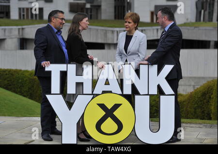 Edinburgh, Royaume-Uni. 28 mai, 2019. Sur la photo : (de gauche à droite) : Christian Allard ; Aileen McLEod, Nicola Sturgeon ; Alyn Smith. Leader du SNP Nicola Sturgeon se félicite les trois députés européens nouvellement élus SNP - Alyn Smith, Christian Allard et Aileen McLeod - à la suite de la partie, victoire éclatante à l'élection du Parlement européen. Mme Sturgeon a déclaré : "l'Écosse a dit non à Brexit en 2016. Ce résultat catégorique indique clairement, nous l'a changé. "Ces trois députés SNP de première classe travaillera sans relâche pour que l'Ecosse en Europe, stop Brexit et faire entendre la voix de l'Ecosse à chaque tour. Crédit : Colin Fisher/Alamy Live News Banque D'Images