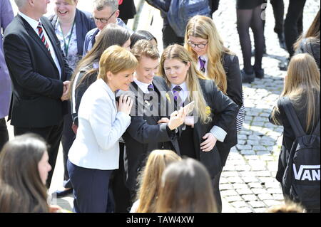 Edinburgh, Royaume-Uni. 28 mai, 2019. Leader du SNP Nicola Sturgeon se félicite les trois députés européens nouvellement élus SNP - Alyn Smith, Christian Allard et Aileen McLeod - à la suite de la partie, victoire éclatante à l'élection du Parlement européen. Mme Sturgeon a déclaré : "l'Écosse a dit non à Brexit en 2016. Ce résultat catégorique indique clairement, nous l'a changé. "Ces trois députés SNP de première classe travaillera sans relâche pour que l'Ecosse en Europe, stop Brexit et faire entendre la voix de l'Ecosse à chaque tour. Crédit : Colin Fisher/Alamy Live News Banque D'Images