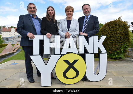 Edinburgh, Royaume-Uni. 28 mai, 2019. Sur la photo : (de gauche à droite) : Christian Allard ; Aileen McLEod, Nicola Sturgeon ; Alyn Smith. Leader du SNP Nicola Sturgeon se félicite les trois députés européens nouvellement élus SNP - Alyn Smith, Christian Allard et Aileen McLeod - à la suite de la partie, victoire éclatante à l'élection du Parlement européen. Mme Sturgeon a déclaré : "l'Écosse a dit non à Brexit en 2016. Ce résultat catégorique indique clairement, nous l'a changé. "Ces trois députés SNP de première classe travaillera sans relâche pour que l'Ecosse en Europe, stop Brexit et faire entendre la voix de l'Ecosse à chaque tour. Crédit : Colin Fisher/Alamy Live News Banque D'Images