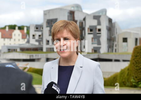 Edinburgh, Royaume-Uni. 28 mai, 2019. Leader du SNP Nicola Sturgeon se félicite les trois députés européens nouvellement élus SNP - Alyn Smith, Christian Allard et Aileen McLeod - à la suite de la partie, victoire éclatante à l'élection du Parlement européen. Mme Sturgeon a déclaré : "l'Écosse a dit non à Brexit en 2016. Ce résultat catégorique indique clairement, nous l'a changé. "Ces trois députés SNP de première classe travaillera sans relâche pour que l'Ecosse en Europe, stop Brexit et faire entendre la voix de l'Ecosse à chaque tour. Crédit : Colin Fisher/Alamy Live News Banque D'Images