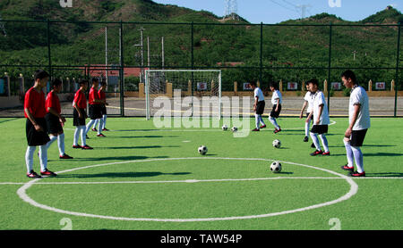 Tangshan, Province de Hebei en Chine. 27 mai, 2019. Les joueurs étudiants participent à une formation pour préparer pour le match de foot a tenu à saluer la Journée internationale des enfants dans une école à Lhassa, ville du nord de la Chine dans la province du Hebei, le 27 mai 2019. Credit : Liu Mancang/Xinhua/Alamy Live News Banque D'Images