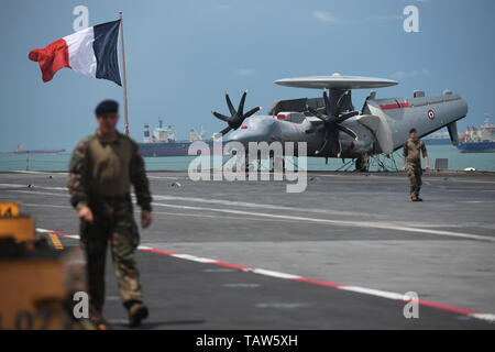 Singapour, Singapour. 28 mai, 2019. Un E-2C Hawkeye avion est vu sur le pont de porte-avions français Charles de Gaulle à quai à la base navale de Changi, à Singapour, le 28 mai 2019. Credit : Puis Chih Wey/Xinhua/Alamy Live News Banque D'Images