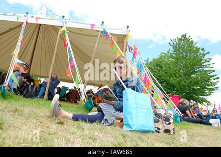 Hay Festival, Hay on Wye, Powys, Wales, UK - Mardi 28 Mai 2019 - Un visiteur profite d'une pause sur les pelouses du Festival entre les événements et les haut-parleurs à l'Hay Festival. Photo Steven Mai / Alamy Live News Banque D'Images