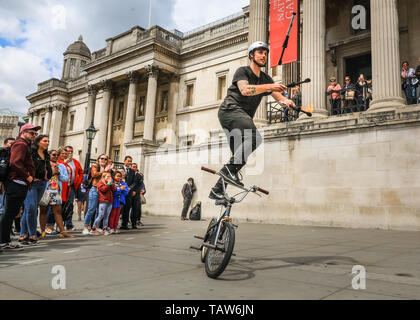 Londres, Royaume-Uni, 28 mai 2019. Artiste acrobatique 'pierre' divertit les foules sur Trafalgar Square avec son vélo BMX et fire juggling performance. Une journée chaude et ensoleillée à Londres fait ressortir les visiteurs et les Londoniens, au centre de Londres. Credit : Imageplotter/Alamy Live News Banque D'Images