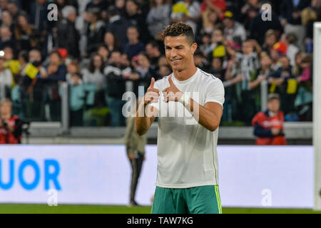 Turin, Italie. 28 mai, 2019. Cristiano Ronaldo de 'Campioni per la Ricerca' vu faire un geste lors de la "Partita Del Cuore' Charity match au Stade Allianz. Campioni per la Ricerca gagner l 'champions' recherche 3-2 contre l'italien 'chanteurs' National. Credit : SOPA/Alamy Images Limited Live News Banque D'Images