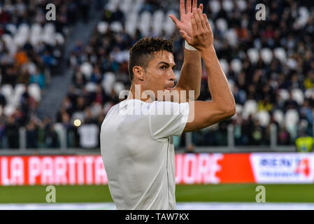 Turin, Italie. 28 mai, 2019. Cristiano Ronaldo de 'Campioni per la Ricerca' vu faire un geste lors de la "Partita Del Cuore' Charity match au Stade Allianz. Campioni per la Ricerca gagner l 'champions' recherche 3-2 contre l'italien 'chanteurs' National. Credit : SOPA/Alamy Images Limited Live News Banque D'Images