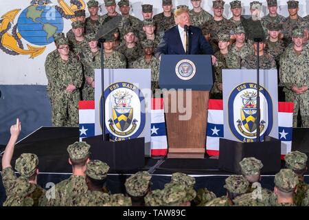 Le Président américain Donald Trump aborde des Marines et les marins à bord de la marine américaine de navire d'assaut amphibie USS Wasp pour marquer le Jour du Souvenir le 28 mai 2019 à Yokosuka, Japon. Banque D'Images