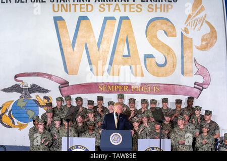 Le Président américain Donald Trump aborde des Marines et les marins à bord de la marine américaine de navire d'assaut amphibie USS Wasp pour marquer le Jour du Souvenir le 28 mai 2019 à Yokosuka, Japon. Banque D'Images