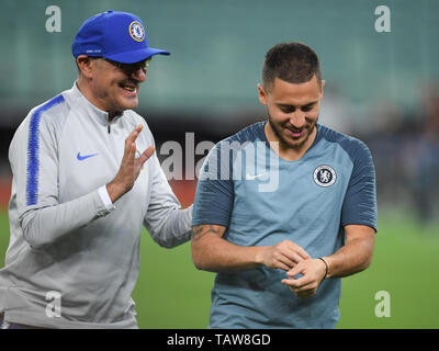 Baku, Azerbaïdjan. 28 mai, 2019. Eden Hazard (r) est poussé par l'entraîneur Maurizio Sarri lors du Chelsea FC formation finale au Stade Olympique. La finale de l'Europa League entre Chelsea FC et Arsenal FC aura lieu ici le 29 mai 2019. Credit : Arne Dedert/dpa/Alamy Live News Banque D'Images