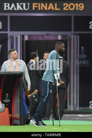 Baku, Azerbaïdjan. 28 mai, 2019. Antonio Rüdiger quitte l'intérieur avec des béquilles après la formation finale du FC Chelsea dans le stade olympique. La finale de l'Europa League entre Chelsea FC et Arsenal FC aura lieu ici le 29 mai 2019. Credit : Arne Dedert/dpa/Alamy Live News Banque D'Images