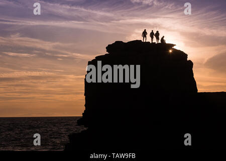 Portland, Dorset, UK. 28 mai, 2019. Les personnes bénéficiant de l'ciel du soir au-dessus de Pulpit Rock sur Portland Bill, Dorset, après une journée ensoleillée mais fraîche. Pulpit Rock est devenu une attraction touristique populaire sur l'île et est souvent photographié Peter Lopeman/Alamy Live News Banque D'Images