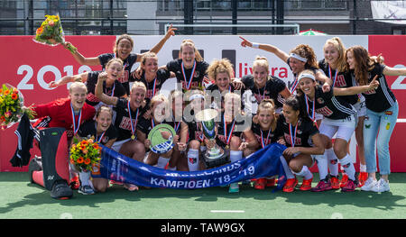 Den Bosch, aux Pays-Bas. 25 mai, 2019. DEN BOSCH, 25-05-2019, Hockeycomplex Oosterplas Hoofdklasse Livera, Dames de Hockey, Den Bosch - Amsterdam, Amsterdam joueurs célébrant la victoire et remporter le championnat 2019 après le match HC Den Bosch - AH&BC Amsterdam : Crédit Photos Pro/Alamy Live News Banque D'Images