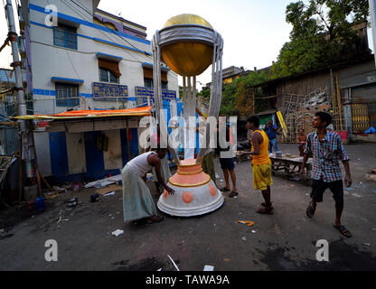 Kolkata, Bengale occidental, Inde. 28 mai, 2019. Vu les artistes qui touche finale sur une réplique de la Coupe du Monde de Cricket 2019, trophée qui sera placé dans un centre commercial pendant le tournoi.Madpac 2 Rabios est programmé pour démarrer à partir du 30 mai 2019, organisé par l'Angleterre et du Pays de Galles. Credit : Avishek Das/SOPA Images/ZUMA/Alamy Fil Live News Banque D'Images