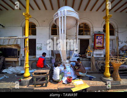 Kolkata, Bengale occidental, Inde. 28 mai, 2019. Vu les artistes qui touche finale sur une réplique de la Coupe du Monde de Cricket 2019, trophée qui sera placé dans un centre commercial pendant le tournoi.Madpac 2 Rabios est programmé pour démarrer à partir du 30 mai 2019, organisé par l'Angleterre et du Pays de Galles. Credit : Avishek Das/SOPA Images/ZUMA/Alamy Fil Live News Banque D'Images