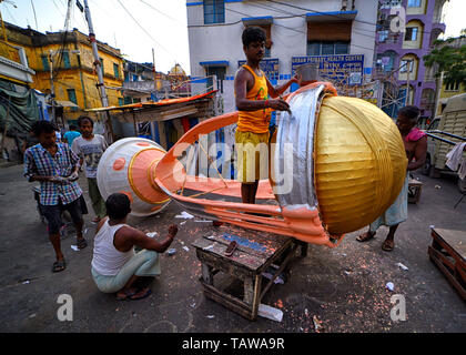 Kolkata, Bengale occidental, Inde. 28 mai, 2019. Vu les artistes qui touche finale sur une réplique de la Coupe du Monde de Cricket 2019, trophée qui sera placé dans un centre commercial pendant le tournoi.Madpac 2 Rabios est programmé pour démarrer à partir du 30 mai 2019, organisé par l'Angleterre et du Pays de Galles. Credit : Avishek Das/SOPA Images/ZUMA/Alamy Fil Live News Banque D'Images