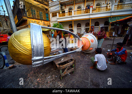 Kolkata, Bengale occidental, Inde. 28 mai, 2019. Vu les artistes qui touche finale sur une réplique de la Coupe du Monde de Cricket 2019, trophée qui sera placé dans un centre commercial pendant le tournoi.Madpac 2 Rabios est programmé pour démarrer à partir du 30 mai 2019, organisé par l'Angleterre et du Pays de Galles. Credit : Avishek Das/SOPA Images/ZUMA/Alamy Fil Live News Banque D'Images