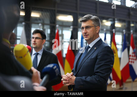 (190528) -- Bruxelles, le 28 mai 2019 (Xinhua) -- Coatian Premier Ministre Andrej Plenkovic (R) est interviewé au siège de l'Union européenne à son arrivée pour un dîner informel des chefs d'État ou de gouvernement à Bruxelles, Belgique, le 28 mai 2019. L'Union européenne (UE) les États membres dirigeants n'ont pas parler de noms des candidats mais seulement le processus de choisir le nouveau président de la Commission européenne (CE), le président du Conseil européen, Donald Tusk a déclaré ce mardi. Au cours d'une conférence de presse après les dirigeants dîner informel, M. Tusk a déclaré aux journalistes que la discussion de mardi a confirmé la Banque D'Images