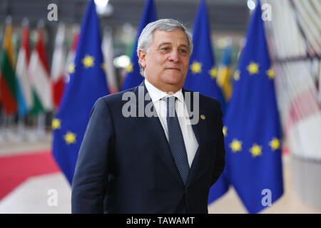 (190528) -- Bruxelles, le 28 mai 2019 (Xinhua) -- le président du Parlement européen, Antonio Tajani arrive au siège de l'Union européenne pour un dîner informel des chefs d'État ou de gouvernement à Bruxelles, Belgique, le 28 mai 2019. L'Union européenne (UE) les États membres dirigeants n'ont pas parler de noms des candidats mais seulement le processus de choisir le nouveau président de la Commission européenne (CE), le président du Conseil européen, Donald Tusk a déclaré ce mardi. Au cours d'une conférence de presse après les dirigeants dîner informel, M. Tusk a déclaré aux journalistes que la discussion de mardi a confirmé l'accord conclu par t Banque D'Images