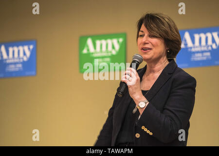 Santa Monica, Californie, USA. 28 mai, 2019. Candidat à l'élection présidentielle et le sénateur américain Amy Klobuchar assister à Santa Monica Club démocratique Rencontrez et Saluez le Mardi, 28 mai 2019. (Crédit Image : © Jason RyanZUMA Wire) Credit : ZUMA Press, Inc./Alamy Live News Banque D'Images