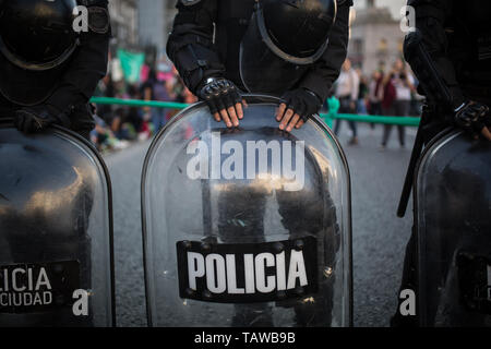 Buenos Aires, Argentine. 28 mai, 2019. Des policiers devant le Congrès au cours d'une manifestation pour la légalisation de l'avortement. Les législateurs ont annoncé qu'ils vont adopter une loi qui légalisera l'avortement jusqu'à 14 semaines. Crédit : Nicolas Villalobos/dpa/Alamy Live News Banque D'Images