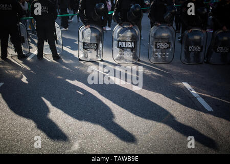 Buenos Aires, Argentine. 28 mai, 2019. Des policiers devant le Congrès au cours d'une manifestation pour la légalisation de l'avortement. Les législateurs ont annoncé qu'ils vont adopter une loi qui légalisera l'avortement jusqu'à 14 semaines. Crédit : Nicolas Villalobos/dpa/Alamy Live News Banque D'Images