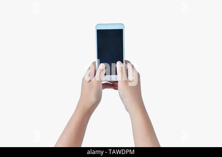 Mort a mains tenant le téléphone useing deux mains isolées en fond blanc Banque D'Images