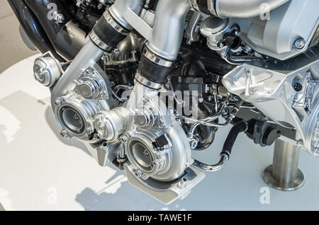 Vue rapprochée de deux turbos et ses déchets sous vide, porte sur une voiture à moteur haute performance Banque D'Images