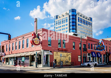 Une guitare illustre un signe au Hard Rock Café sur Beale Street, le 12 septembre 2015, à Memphis, Tennessee. Banque D'Images