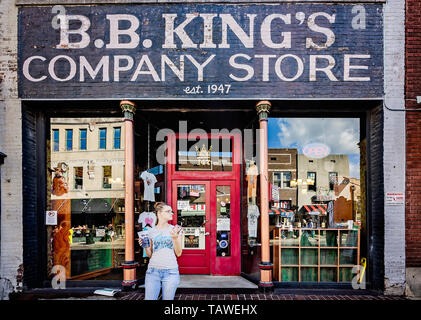 Une femme se tient à l'extérieur B.B. Magasin de la compagnie du roi, le 12 septembre 2015, à Memphis, Tennessee. B.B. King est un musicien de blues américain qui a vécu à Memphis. Banque D'Images