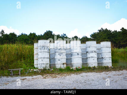 Réservoir d'eau de stockage de béton sur hill et meadow background Banque D'Images