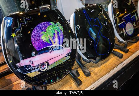 Le thème de la musique, de sièges de toilettes peintes, décorées avec pink Cadillac et guitares, la ligne d'une vitrine à la musique de Memphis à Memphis, Tennessee. Banque D'Images