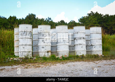 Réservoir d'eau de stockage de béton sur hill et meadow background Banque D'Images